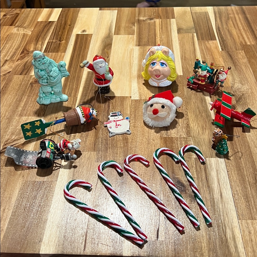 Lot of 15 Vintage Hallmark Keepsake Loose Christmas Ornaments - Santa,‎ snowman